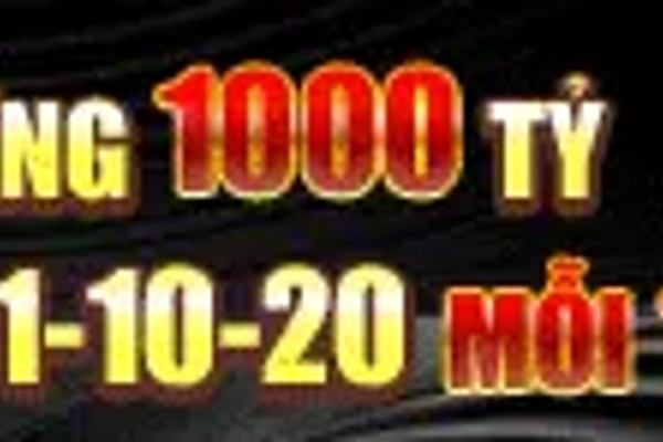 Anh Minh đang vui mừng bên màn hình điện thoại hiển thị chiến thắng lớn