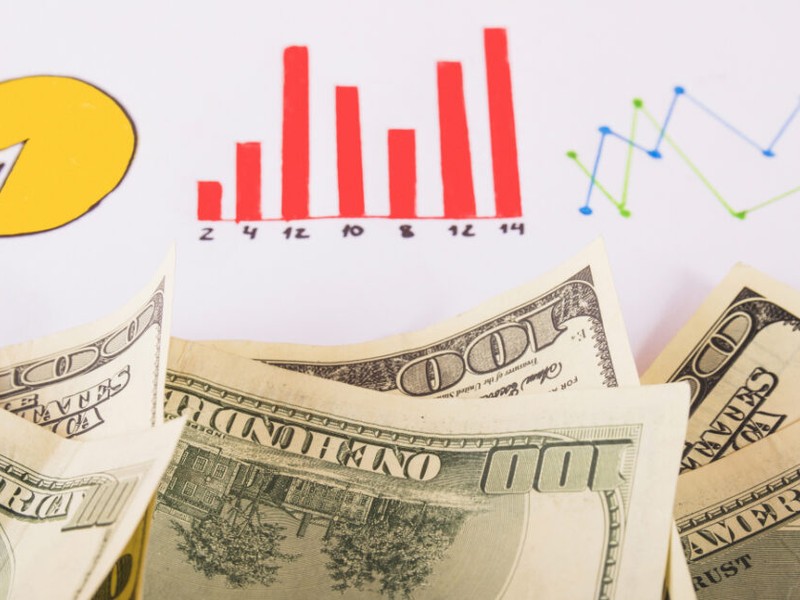 Hình ảnh người chơi đang suy nghĩ chiến lược khi chơi Nổ Hũ AU88